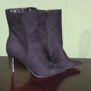 Rouge Helium Elegant Black Suede Heeled Boots